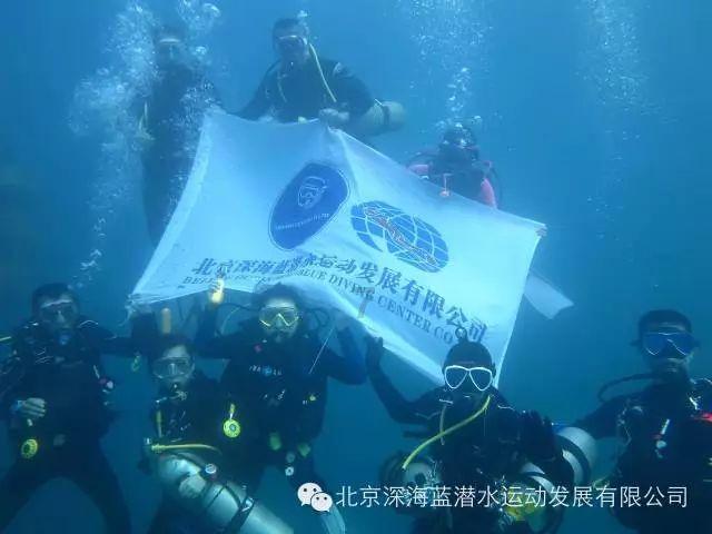 李亚鹏与嫩妻甜蜜拍片，幸福家庭生活引发关注！