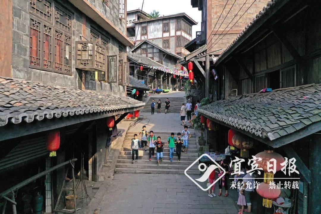 专业问答社区两个人谈恋爱期间,出去吃饭是AA好还是男生请客?,快来提问交流吧!